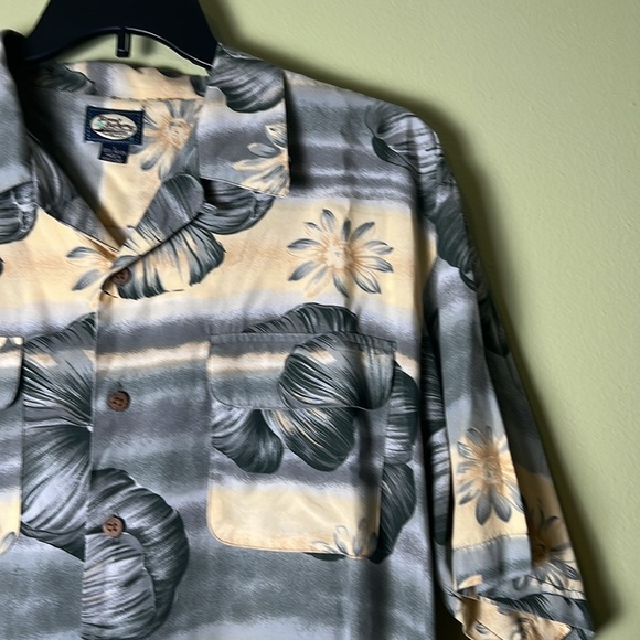 Tommy Bahama men’s Gray Floral Shirt - Picture 4 of 8